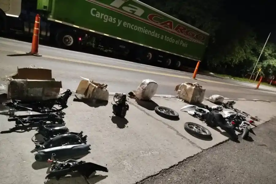 ENCOMIENDA. Trasladaban una moto desarmada de Buenos Aires a Orán.