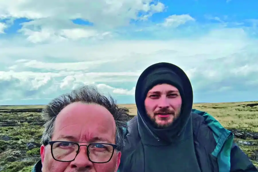 JUNTOS EN MALVINAS. Padre e hijo se emocionaron al recorrer las Islas.