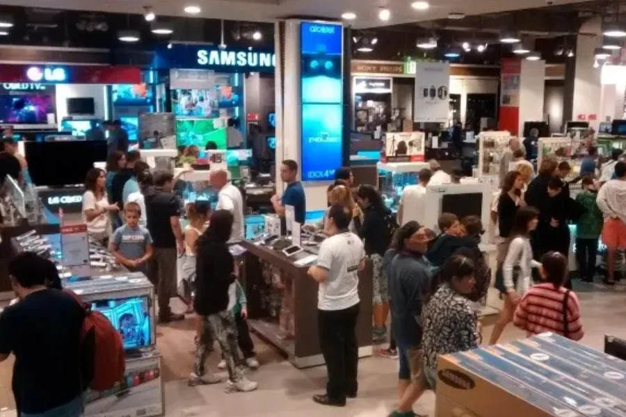 Argentinos cruzan a Chile para hacer compras: qué productos tecno se pueden adquirir por mitad de precio