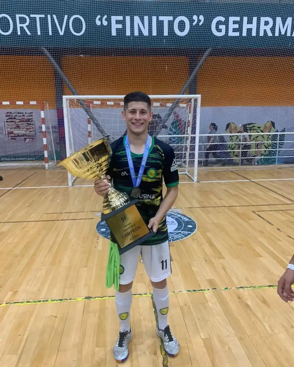 Gracias a un compilado de jugadas que subió a YouTube, fue contratado por un equipo de futsal italiano