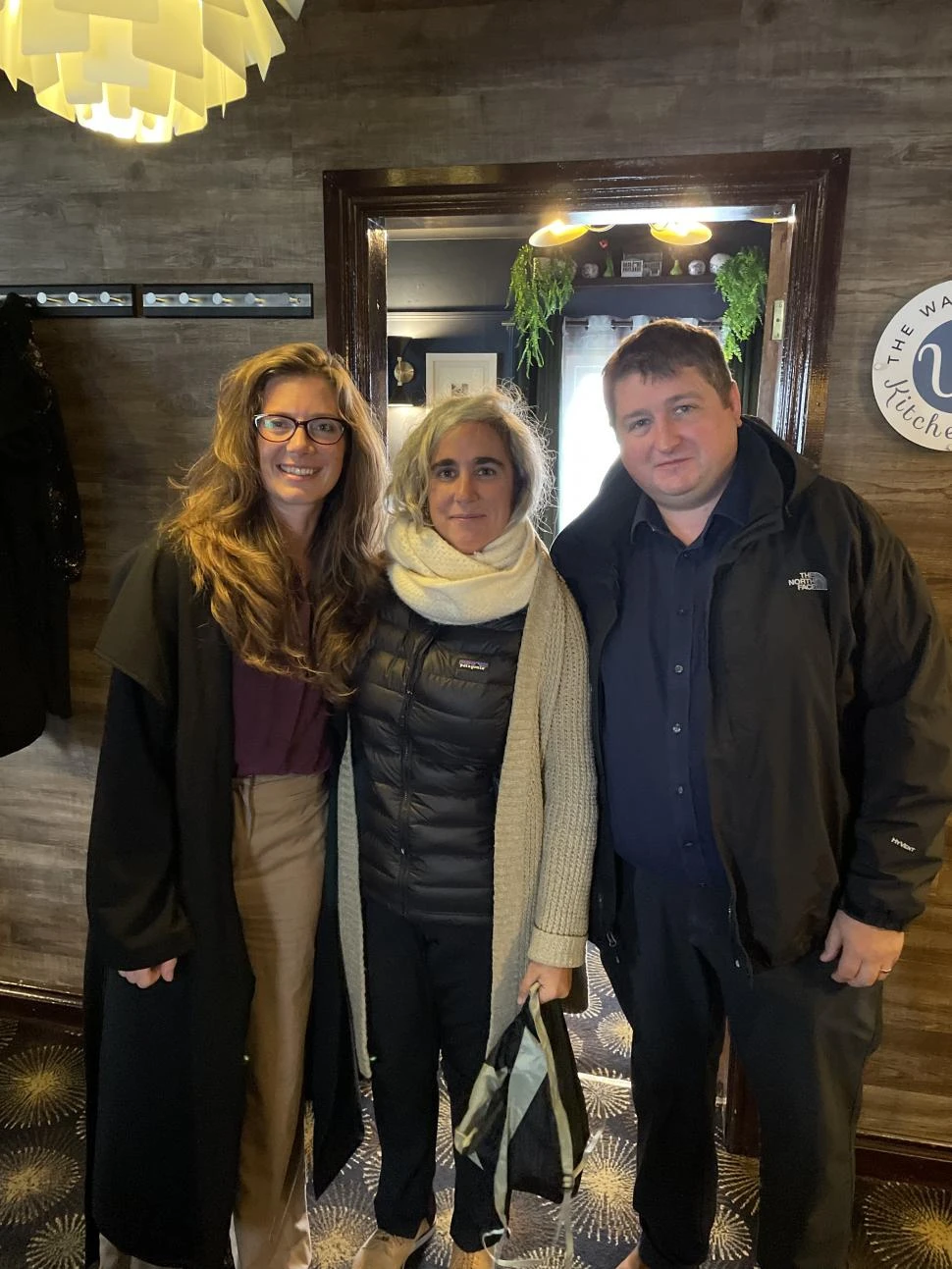 LUEGO DEL ALMUERZO. Teslyn Barkman, Irene Benito y Mark Pollard. Gentileza Irene Benito