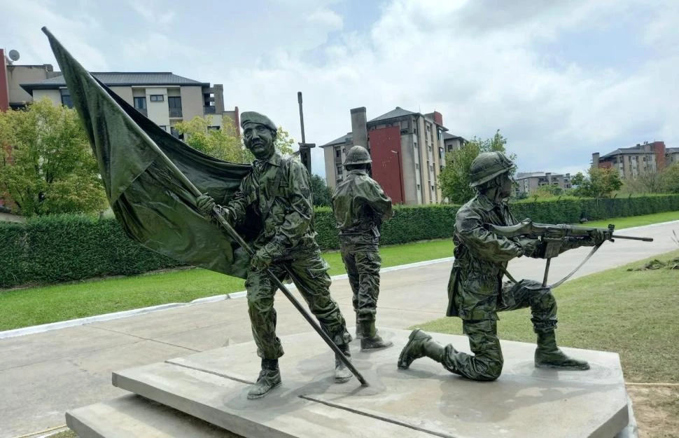 ESCULTURA EN YERBA BUENA. Hoy se inaugurará un monumento en recuerdo a tres soldados tucumanos que murieron en las Islas Malvinas.