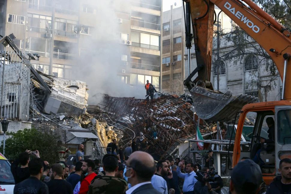 RESCATE. Los equipos de emergencia trabajan entre los escombros. Israel no hizo comentarios sobre el ataque.