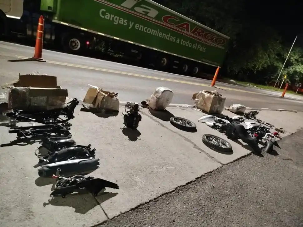 ENCOMIENDA. Trasladaban una moto desarmada de Buenos Aires a Orán.