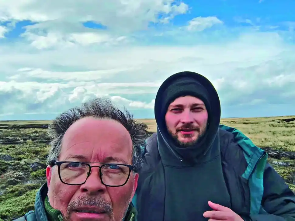 JUNTOS EN MALVINAS. Padre e hijo se emocionaron al recorrer las Islas.