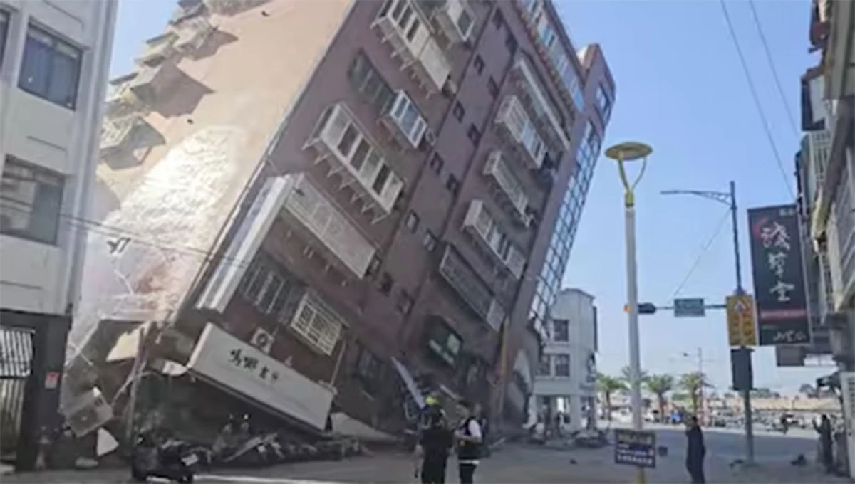 A PUNTO DE CAER. El edificio ubicado en el N° 2 de Xuanyuan Rd, en Hualien City, quedó inclinado a casi 45 ° debido a los daños ocasionados por el terremoto.