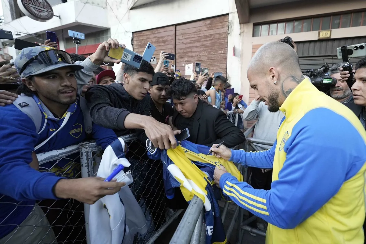 FIEBRE POR BOCA. Darío Benedetto firmó camisetas junto a otros jugadores tras la llegada del plantel a Sucre.