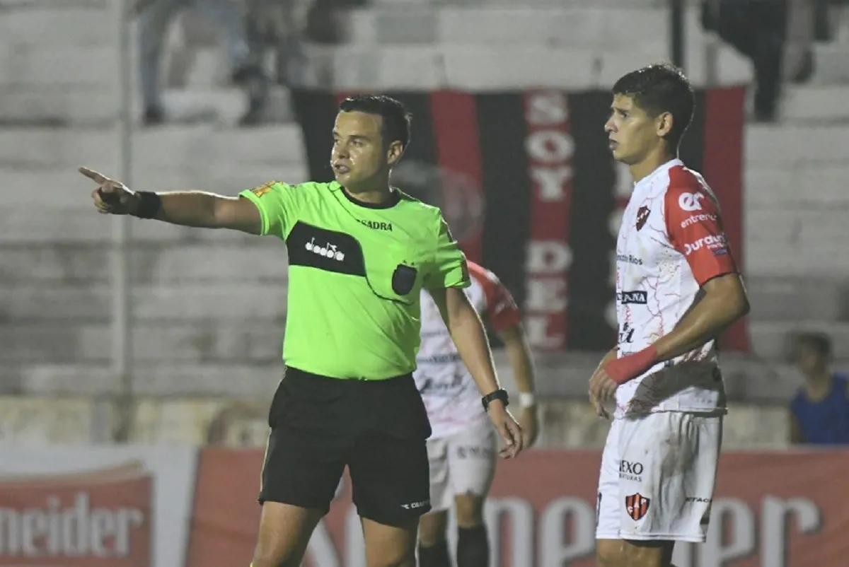 ANTECEDENTE. Llobet viene de dirigir en el empate contra Patronato 3-3, por la Superliga 2018. 