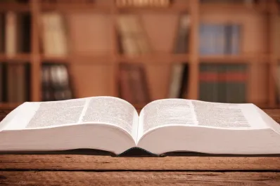 De Ok a “Jean”: cinco palabras que usamos todos los días y no sabemos de dónde vienen