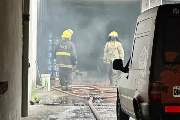 Video. Un incendio en un depósito de pallets causó temor en los vecinos de Don Bosco al 1.600