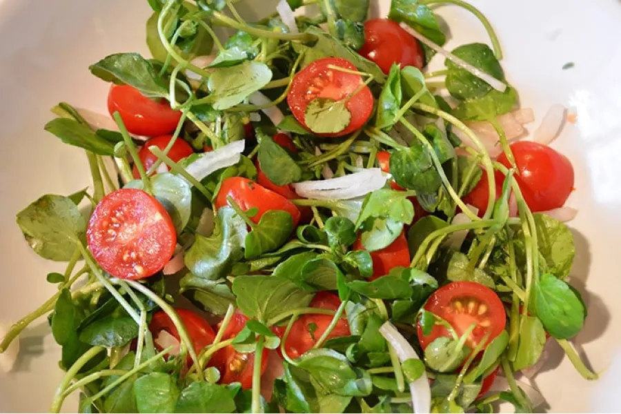 Ensalada de berro y tomate.
