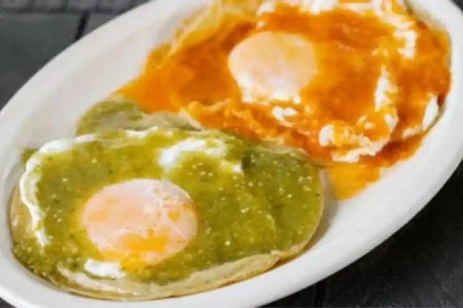 Huevos divorciados, una clásica receta mexicana.