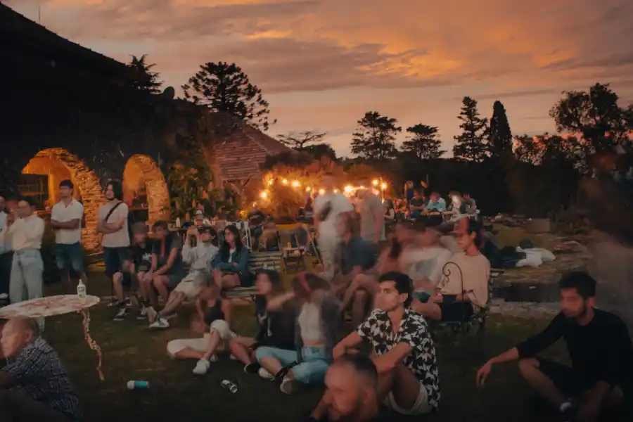 SUMERGIDOS EN EL EVENTO. El público disfruta del show en Lo de Pío. Gentileza: La Cúpula Producciones