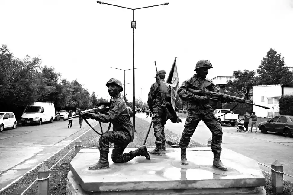 ACTIVIDADES. Para conmemorar el Día del Veterano y de los Caídos en Malvinas, la Municipalidad de Yerba Buena inauguró un nuevo monumento y realizó su tradicional desfile civicomilitar, con la presencia de ex combatientes.