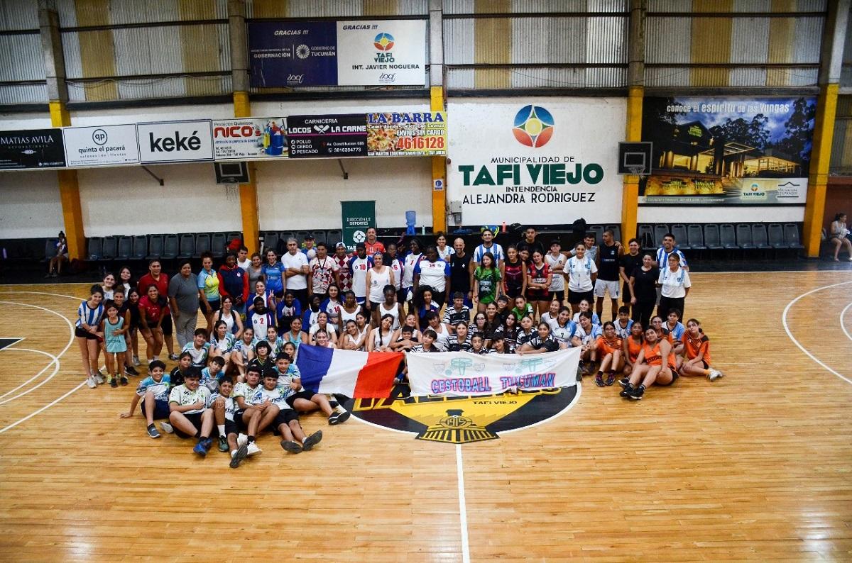 APRENDIZAJE. Durante su estadía en Tucumán, el equipo francés realizó dos clínicas de cestoball, en Tafí Viejo y Famaillá.