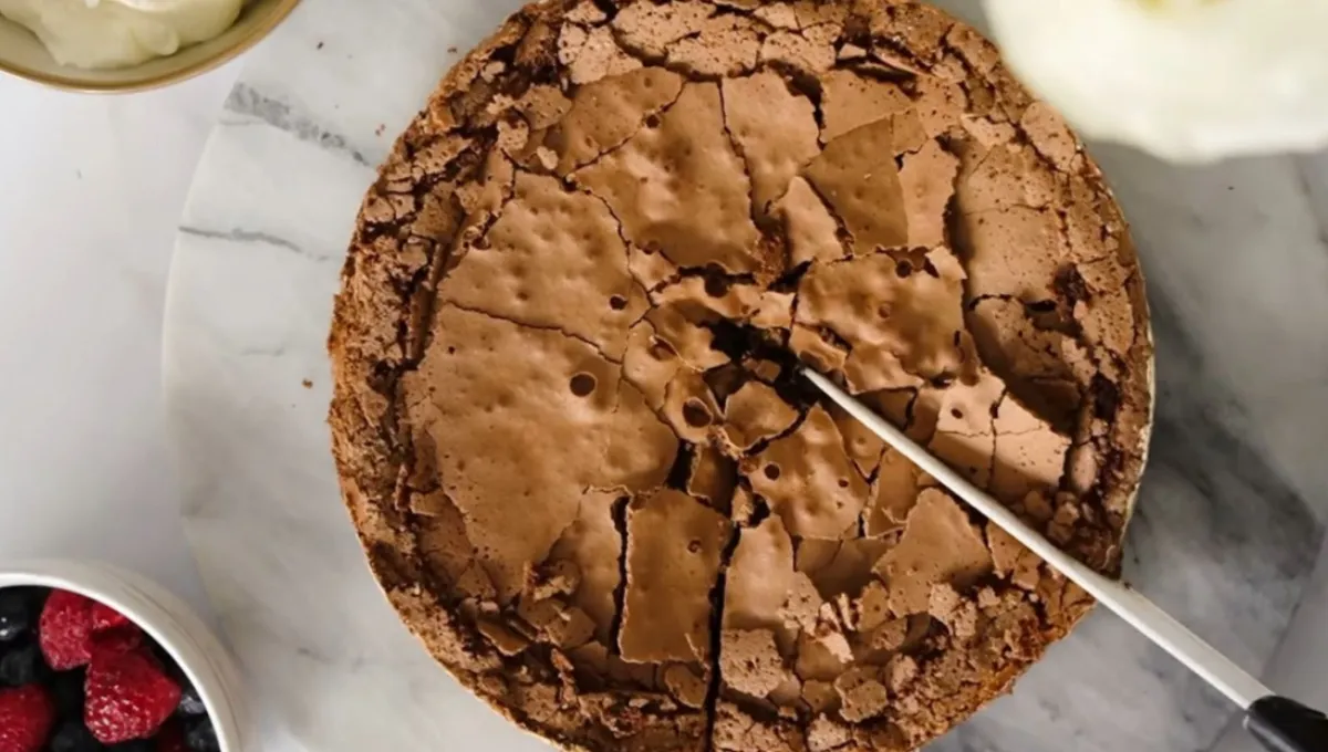 Sin harina y sin manteca: la mejor torta de chocolate con solo tres ingredientes
