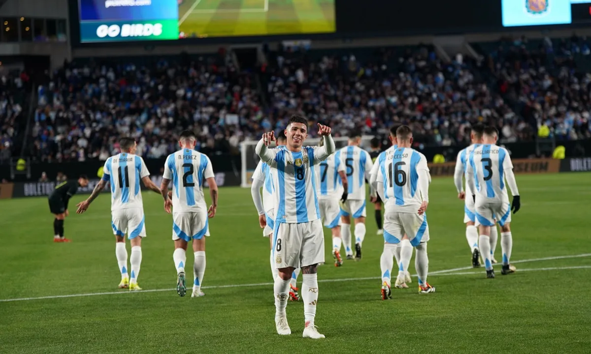 LÍDER. La Selección argentina cumplió un año en la cima del ranking FIFA. Foto tomada de X.