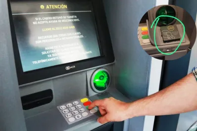 Estafas bancarias: cómo funciona el dispositivo que colocan en los cajeros automáticos y que roba dinero de la tarjeta de débito