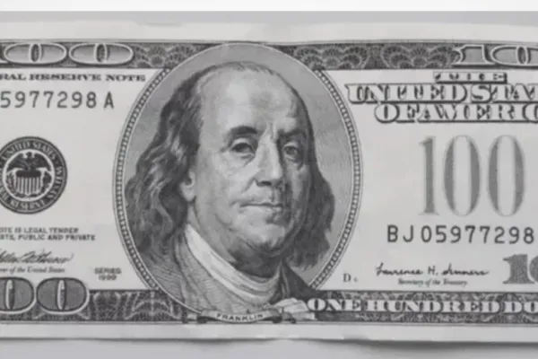 Este billete de U$S100 con un error que circula en Argentina se vende a $200.000 en internet
