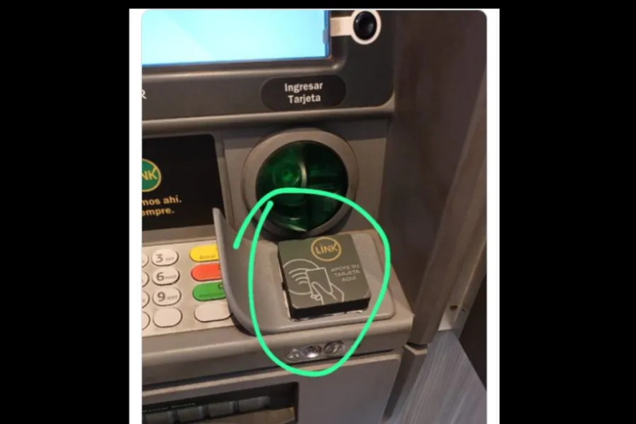El dispositivo colocado en un cajero automático de la Ciudad de Córdoba.