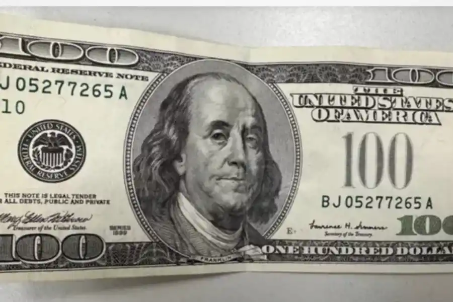 Este billete de U$S100 con un error que circula en Argentina se vende a $200.000 en internet