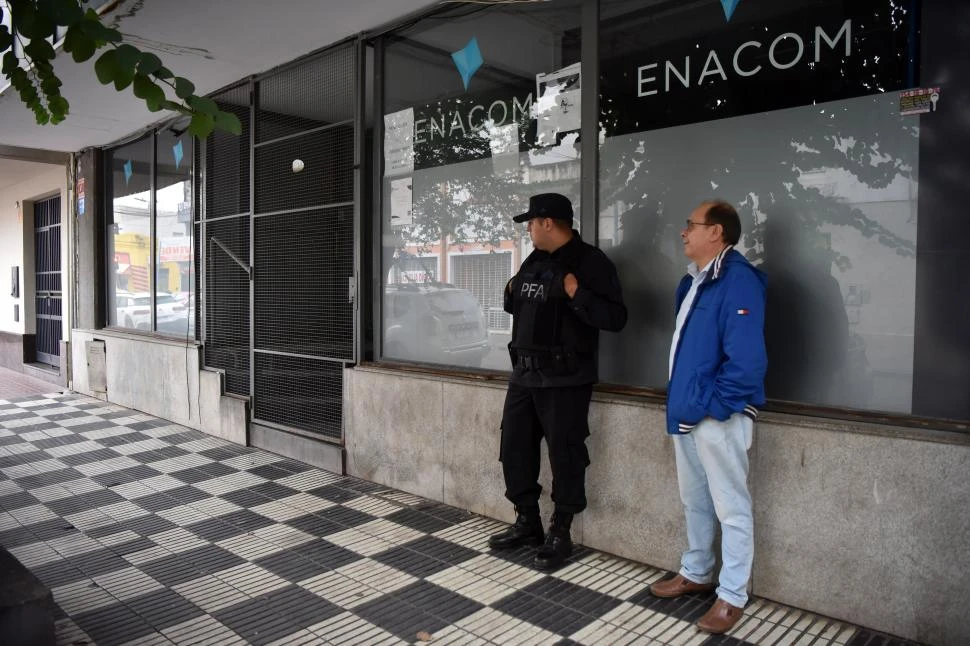 VIGILANCIA. Un efectivo de la Policía Federal custodia el ingreso a la sede céntrica de Enacom, una de las oficinas donde se registraron cesantías. 