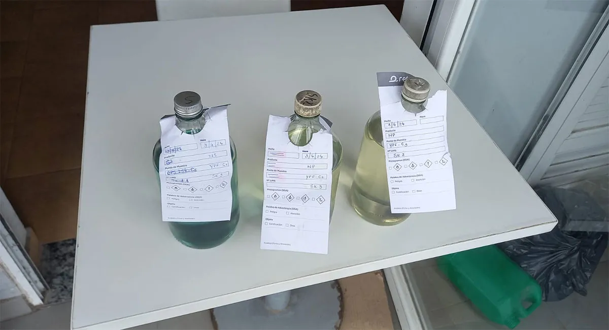 LA PRUEBA. Los frascos habían sido sustraído de uno de los laboratorios de la empresa.