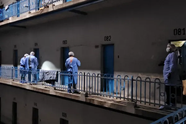 Pelea en el penal de Villa Urquiza: un preso fue asesinado de una puñalada en el cuello