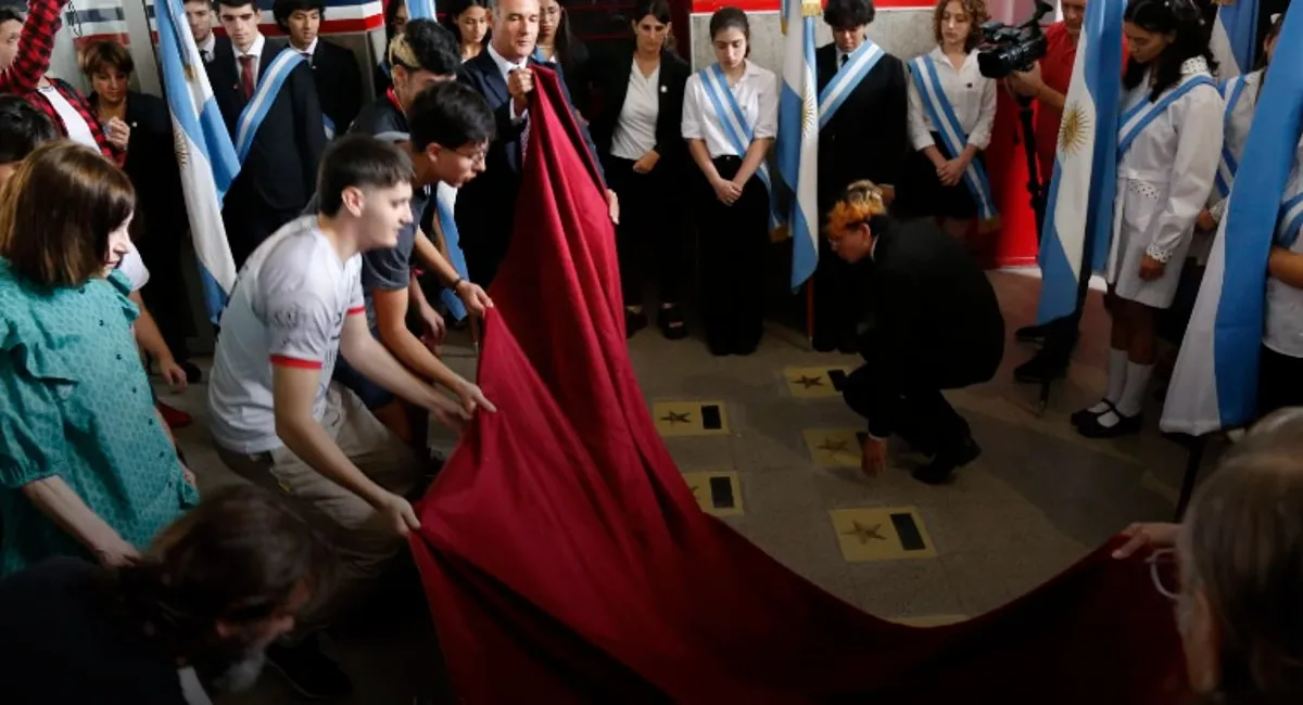 EN EL TÉCNICO. En diciembre, los alumnos inauguraron estrellas en homenaje a los 11 estudiantes desaparecidos del Instituto.