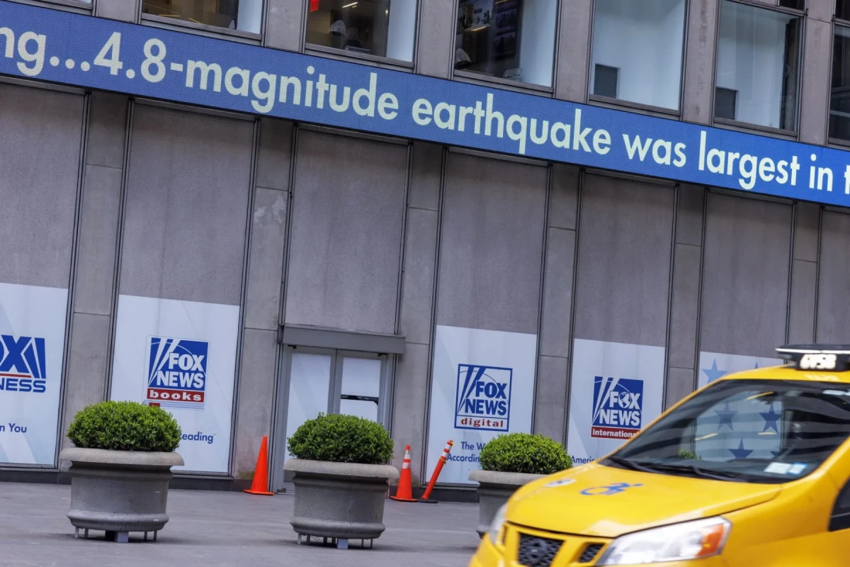 Fox News anuncia la magnitud del terremoto en las afueras de sus oficinas.