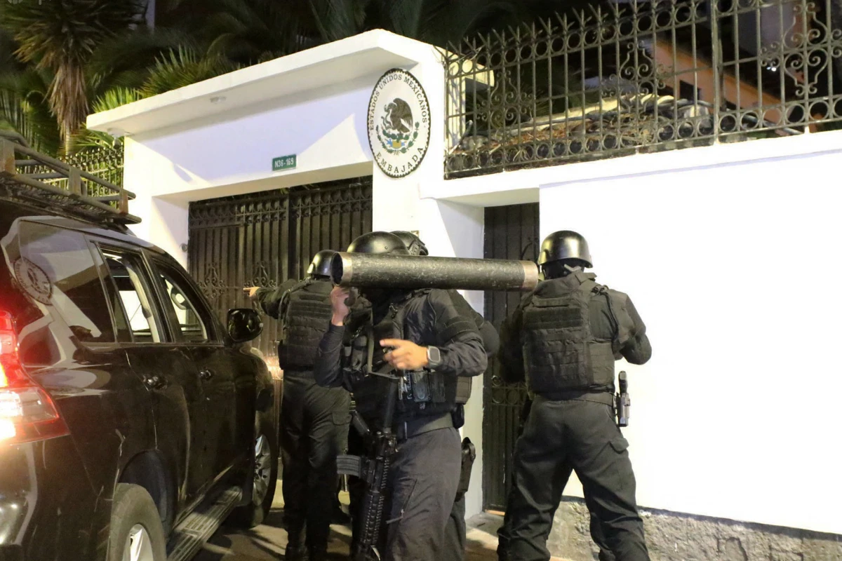 La Policía de Ecuador irrumpe en la Embajada. AFP