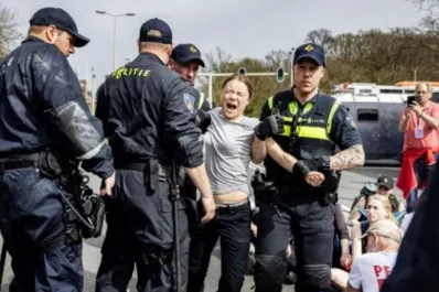 Detienen a Greta Thunberg durante una protesta en La Haya