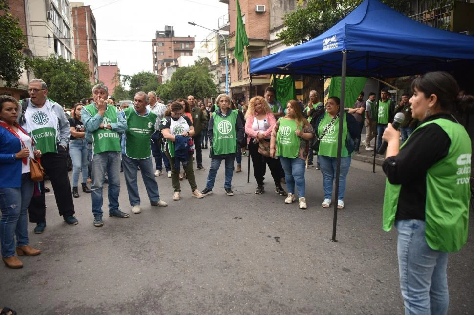 RECLAMO. Los delegados de ATE encabezaron la protesta en calle San Lorenzo al 900. LA GACETA / FOTO DE INÉS QUINTEROS ORIO