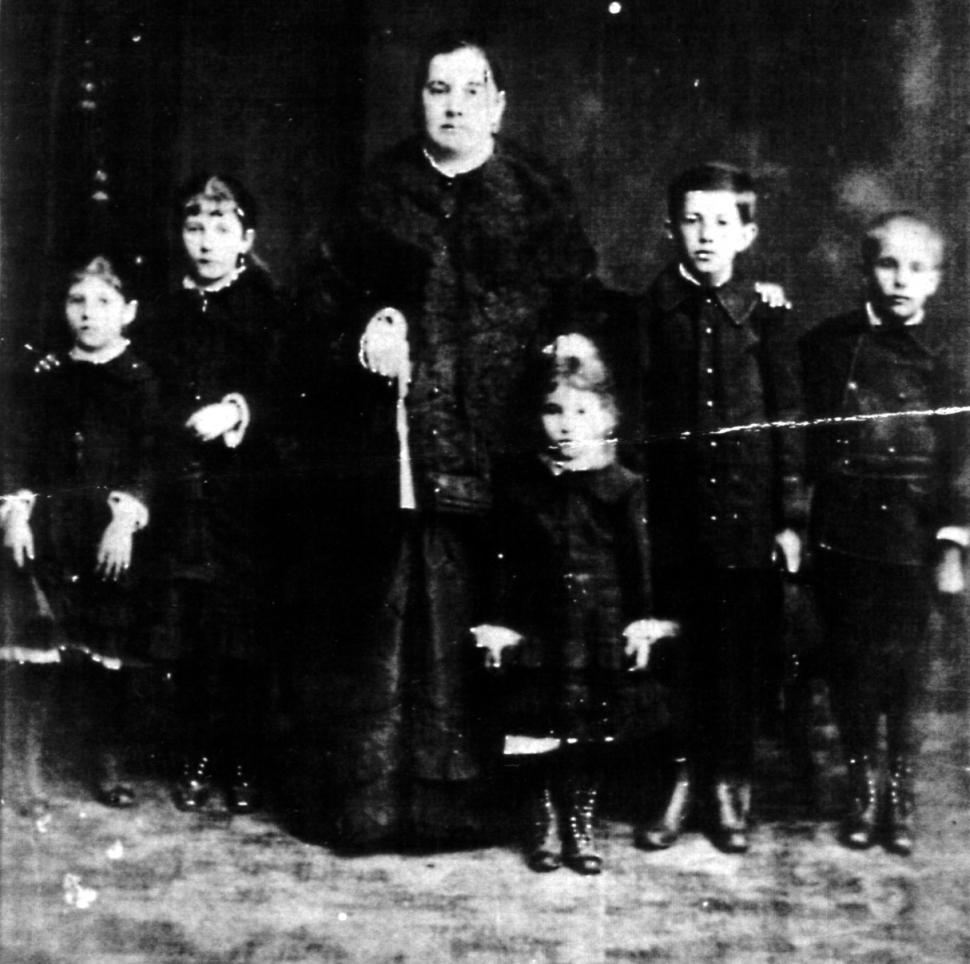 HEREDERA. Doña Francisca Aráoz de Aráoz aparece rodeada de sus hijos; uno de ellos fue el destacado doctor José Ignacio Aráoz.