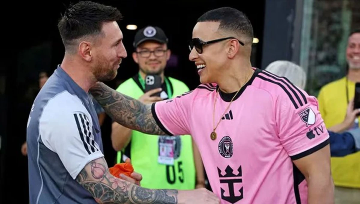 DOS GIGANTES. Lionel Messi y Daddy Yankee compartieron unas palabras en el Chase Stadium.