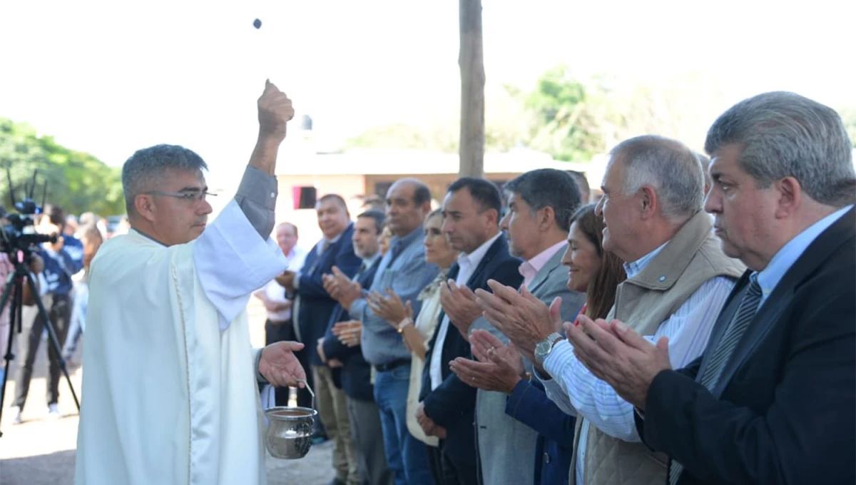 EN LA CEREMONIA. Jaldo asistió a la misa celebrada esta mañana en la ciudad de Trancas.