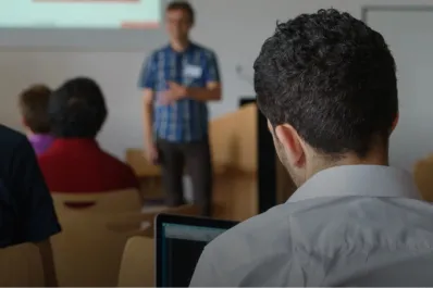 Las becas estudiantiles insignia de la UNT permanecen en suspenso desde 2021