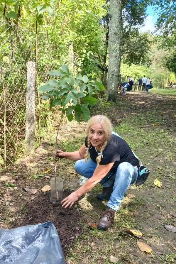 MOVILIZADOS POR UN AMBIENTE MEJOR. Los participantes de la jornada posan al concluir la tarea realizada ayer.