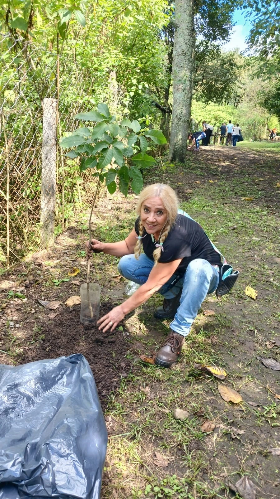 MOVILIZADOS POR UN AMBIENTE MEJOR. Los participantes de la jornada posan al concluir la tarea realizada ayer.