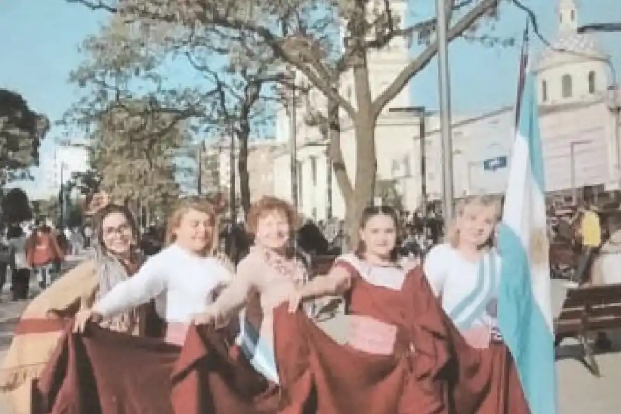 DÚO LUNEROS. Aragón y Romero, voces y guitarras para entonar las zambas más queridas del repertorio.