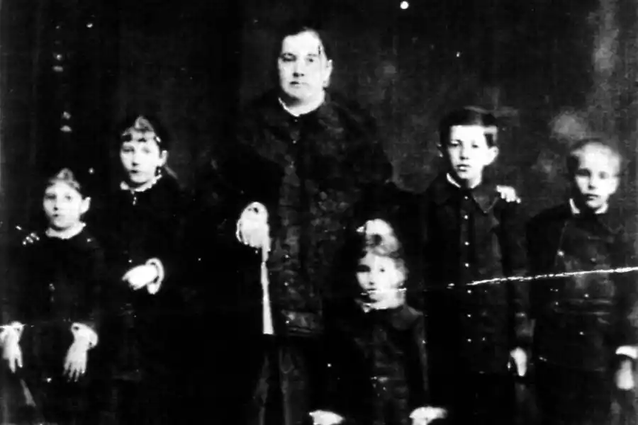 HEREDERA. Doña Francisca Aráoz de Aráoz aparece rodeada de sus hijos; uno de ellos fue el destacado doctor José Ignacio Aráoz.