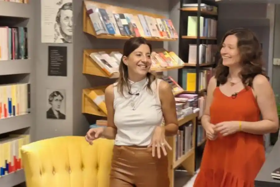 ENCUENTRO. Ferullo (der.) en la charla con Natalia Viola, de Libro de oro. FOTOS GENTILEZA / NATALIA VIOLA