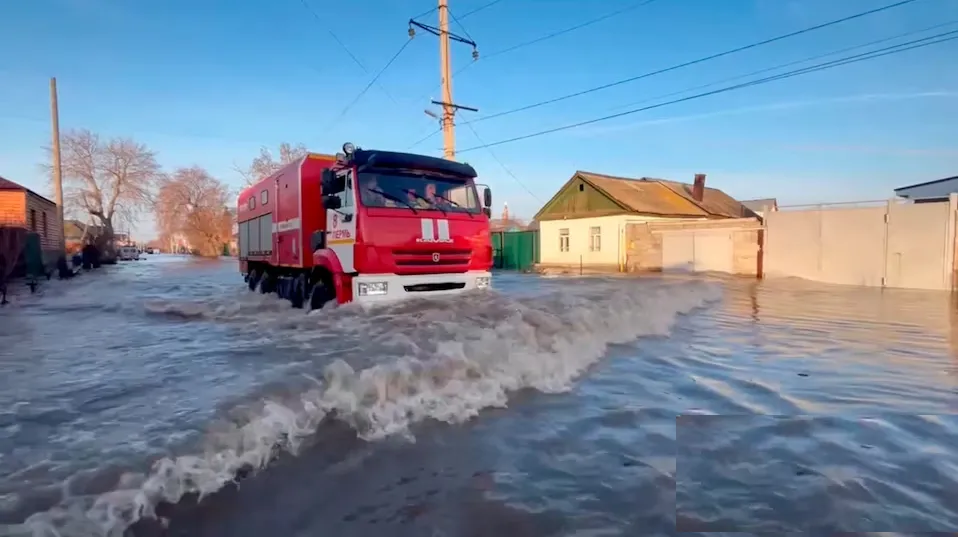 Los rescatistas conducen en una zona residencial inundada en la ciudad de Orsk, Rusia, el 6 de abril de 2024, en esta imagen fija tomada de un video. Ministerio de Emergencias de Rusia
