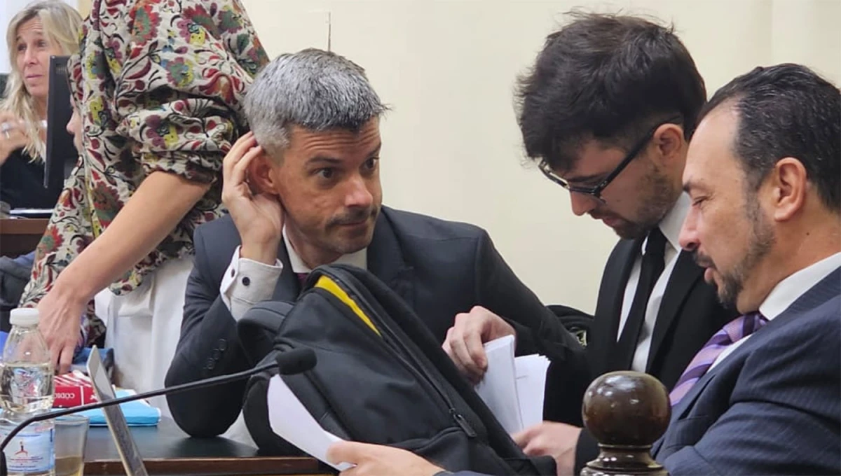 CANSADO DE LAS EVASIVAS. El fiscal Sandro Abraldes -a la derecha en la foto- pidió la detención del policía Cayata en pleno interrogatorio. 