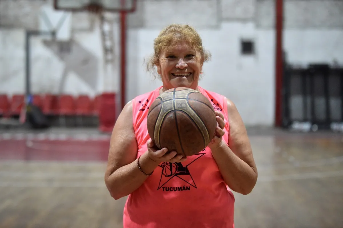 ENORME SONRISA. Con 67 años, Lita Rivadea sigue practicando el deporte que la ayudó a superar obstáculos. Fotos de Inés Quinteros Orio/LA GACETA.
