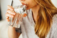 ¿Tomar agua antes de comer ayuda a bajar de peso? Lo que dice la ciencia