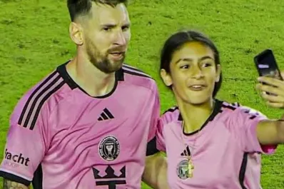Una joven invadió la cancha para sacarse una foto con Messi: el buen gesto del argentino