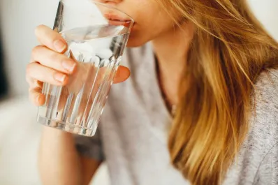 Tomar agua antes de comer: ¿ayuda a bajar de peso?