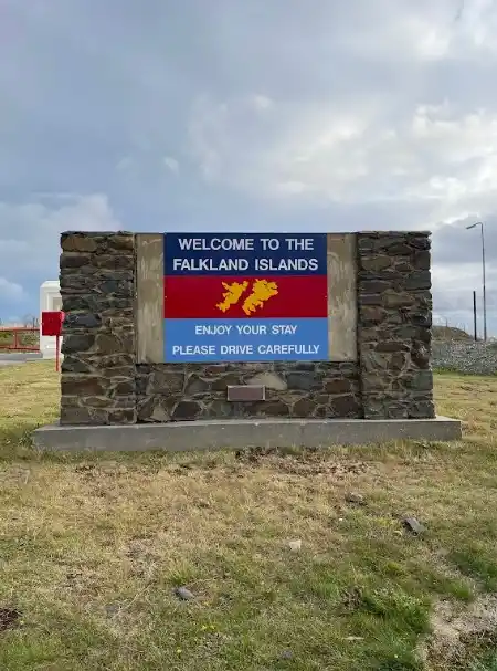 SEÑALÉTICA EN INGLÉS. Y una advertencia: por favor maneje con cuidado.