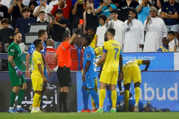 Escándalo en Arabia: Cristiano Ronaldo fue expulsado e intentó agredir a un árbitro